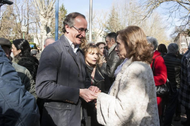 Familiares, amigos e instituciones participaron este sábado 22 de febrero en Vitoria en un acto en memoria al exedil socialista Fernando Buesa y a su escolta, Jorge Díaz, con motivo del 20 aniversario de su asesinato a manos de la banda terrorista ETA,