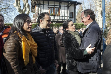 Familiares, amigos e instituciones participaron este sábado 22 de febrero en Vitoria en un acto en memoria al exedil socialista Fernando Buesa y a su escolta, Jorge Díaz, con motivo del 20 aniversario de su asesinato a manos de la banda terrorista ETA,
