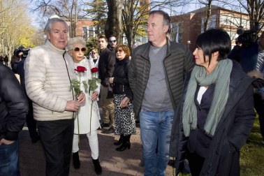 Familiares, amigos e instituciones participaron este sábado 22 de febrero en Vitoria en un acto en memoria al exedil socialista Fernando Buesa y a su escolta, Jorge Díaz, con motivo del 20 aniversario de su asesinato a manos de la banda terrorista ETA,