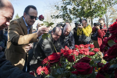 Familiares, amigos e instituciones participaron este sábado 22 de febrero en Vitoria en un acto en memoria al exedil socialista Fernando Buesa y a su escolta, Jorge Díaz, con motivo del 20 aniversario de su asesinato a manos de la banda terrorista ETA,