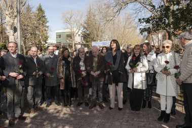 Familiares, amigos e instituciones participaron este sábado 22 de febrero en Vitoria en un acto en memoria al exedil socialista Fernando Buesa y a su escolta, Jorge Díaz, con motivo del 20 aniversario de su asesinato a manos de la banda terrorista ETA,