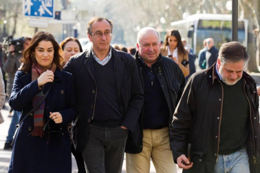 Familiares, amigos e instituciones participaron este sábado 22 de febrero en Vitoria en un acto en memoria al exedil socialista Fernando Buesa y a su escolta, Jorge Díaz, con motivo del 20 aniversario de su asesinato a manos de la banda terrorista ETA,