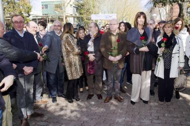 Familiares, amigos e instituciones participaron este sábado 22 de febrero en Vitoria en un acto en memoria al exedil socialista Fernando Buesa y a su escolta, Jorge Díaz, con motivo del 20 aniversario de su asesinato a manos de la banda terrorista ETA,
