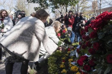 Familiares, amigos e instituciones participaron este sábado 22 de febrero en Vitoria en un acto en memoria al exedil socialista Fernando Buesa y a su escolta, Jorge Díaz, con motivo del 20 aniversario de su asesinato a manos de la banda terrorista ETA,