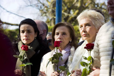 Familiares, amigos e instituciones participaron este sábado 22 de febrero en Vitoria en un acto en memoria al exedil socialista Fernando Buesa y a su escolta, Jorge Díaz, con motivo del 20 aniversario de su asesinato a manos de la banda terrorista ETA,