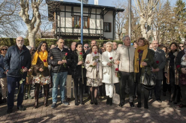 Familiares, amigos e instituciones participaron este sábado 22 de febrero en Vitoria en un acto en memoria al exedil socialista Fernando Buesa y a su escolta, Jorge Díaz, con motivo del 20 aniversario de su asesinato a manos de la banda terrorista ETA,