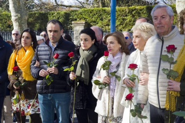 Familiares, amigos e instituciones participaron este sábado 22 de febrero en Vitoria en un acto en memoria al exedil socialista Fernando Buesa y a su escolta, Jorge Díaz, con motivo del 20 aniversario de su asesinato a manos de la banda terrorista ETA,