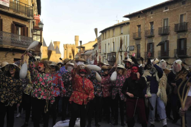 Galería de fotos del Carnaval celebrado el sábado 22 de febrero en Olite