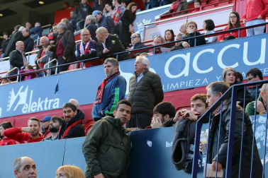 Galería de fotos de la afición congregada en El Sadar durante el partido Osasuna-Granada.