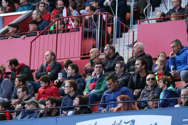 Galería de fotos de la afición congregada en El Sadar durante el partido Osasuna-Granada.