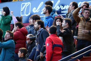 Galería de fotos de la afición congregada en El Sadar durante el partido Osasuna-Granada.