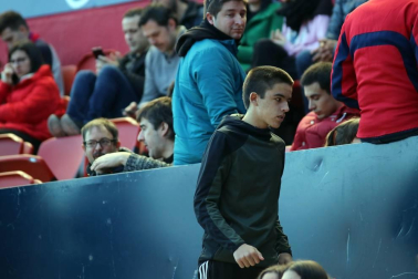Galería de fotos de la afición congregada en El Sadar durante el partido Osasuna-Granada.