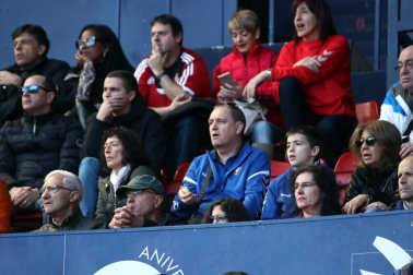 Galería de fotos de la afición congregada en El Sadar durante el partido Osasuna-Granada.