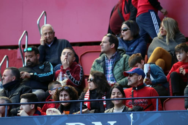 Galería de fotos de la afición congregada en El Sadar durante el partido Osasuna-Granada.