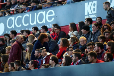 Galería de fotos de la afición congregada en El Sadar durante el partido Osasuna-Granada.