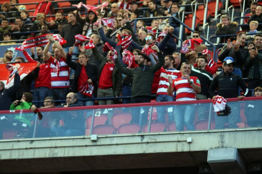 Galería de fotos de la afición congregada en El Sadar durante el partido Osasuna-Granada.