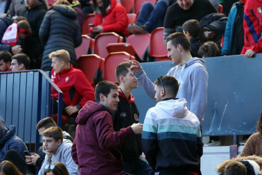 Galería de fotos de la afición congregada en El Sadar durante el partido Osasuna-Granada.