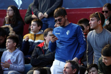 Galería de fotos de la afición congregada en El Sadar durante el partido Osasuna-Granada.