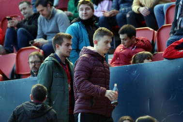 Galería de fotos de la afición congregada en El Sadar durante el partido Osasuna-Granada.
