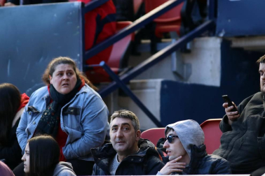 Galería de fotos de la afición congregada en El Sadar durante el partido Osasuna-Granada.