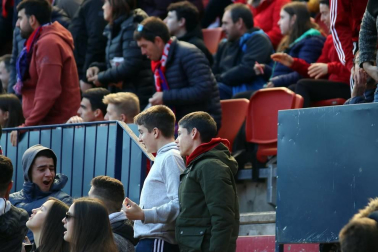 Galería de fotos de la afición congregada en El Sadar durante el partido Osasuna-Granada.