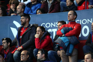Galería de fotos de la afición congregada en El Sadar durante el partido Osasuna-Granada.