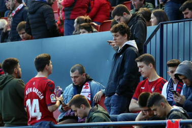 Galería de fotos de la afición congregada en El Sadar durante el partido Osasuna-Granada.