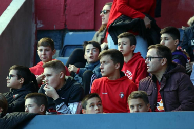 Galería de fotos de la afición congregada en El Sadar durante el partido Osasuna-Granada.