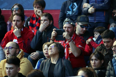 Galería de fotos de la afición congregada en El Sadar durante el partido Osasuna-Granada.