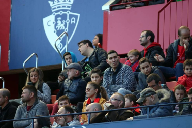 Galería de fotos de la afición congregada en El Sadar durante el partido Osasuna-Granada.