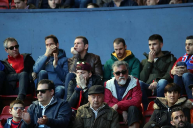 Galería de fotos de la afición congregada en El Sadar durante el partido Osasuna-Granada.