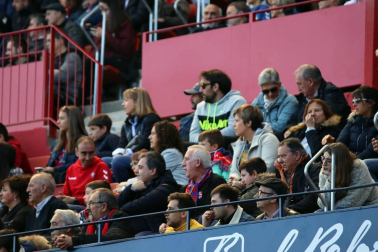 Galería de fotos de la afición congregada en El Sadar durante el partido Osasuna-Granada.
