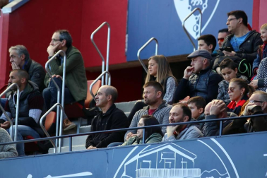 Galería de fotos de la afición congregada en El Sadar durante el partido Osasuna-Granada.