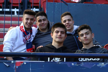 Galería de fotos de la afición congregada en El Sadar durante el partido Osasuna-Granada.