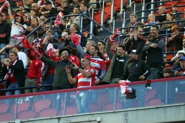 Galería de fotos de la afición congregada en El Sadar durante el partido Osasuna-Granada.