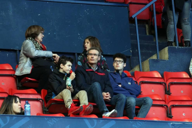 Galería de fotos de la afición congregada en El Sadar durante el partido Osasuna-Granada.