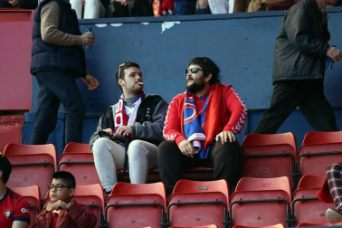 Galería de fotos de la afición congregada en El Sadar durante el partido Osasuna-Granada.