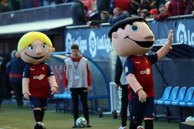 Galería de fotos de la afición congregada en El Sadar durante el partido Osasuna-Granada.