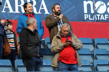 Galería de fotos de la afición congregada en El Sadar durante el partido Osasuna-Granada.