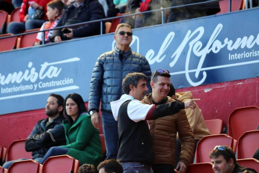 Galería de fotos de la afición congregada en El Sadar durante el partido Osasuna-Granada.