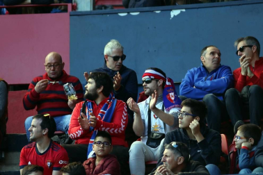 Galería de fotos de la afición congregada en El Sadar durante el partido Osasuna-Granada.