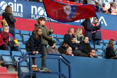 Galería de fotos de la afición congregada en El Sadar durante el partido Osasuna-Granada.