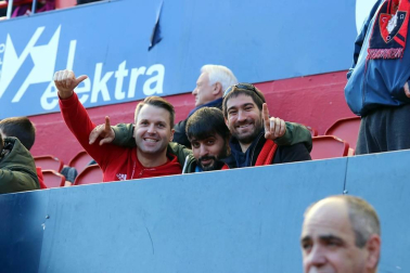 Galería de fotos de la afición congregada en El Sadar durante el partido Osasuna-Granada.