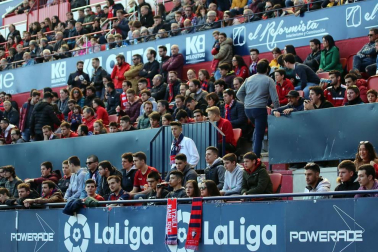 Galería de fotos de la afición congregada en El Sadar durante el partido Osasuna-Granada.