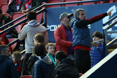 Galería de fotos de la afición congregada en El Sadar durante el partido Osasuna-Granada.