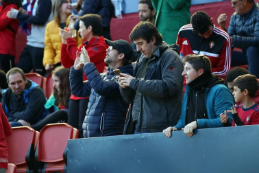 Galería de fotos de la afición congregada en El Sadar durante el partido Osasuna-Granada.