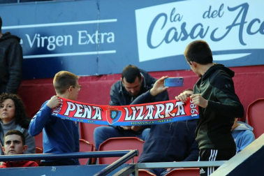 Galería de fotos de la afición congregada en El Sadar durante el partido Osasuna-Granada.