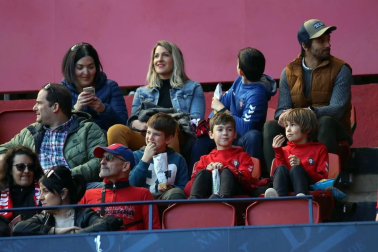 Galería de fotos de la afición congregada en El Sadar durante el partido Osasuna-Granada.
