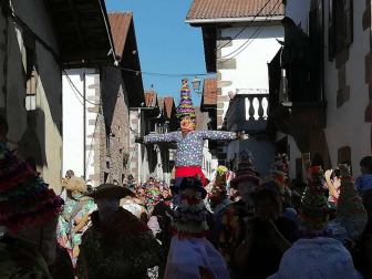Desfile de Miel Otxin y baile homenaje a los gaiteros en el Carnaval de Lantz.