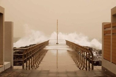 Galería de fotos de Santa Cruz de Tenerife cubierta por la calima que afecta a Canarias desde hace días